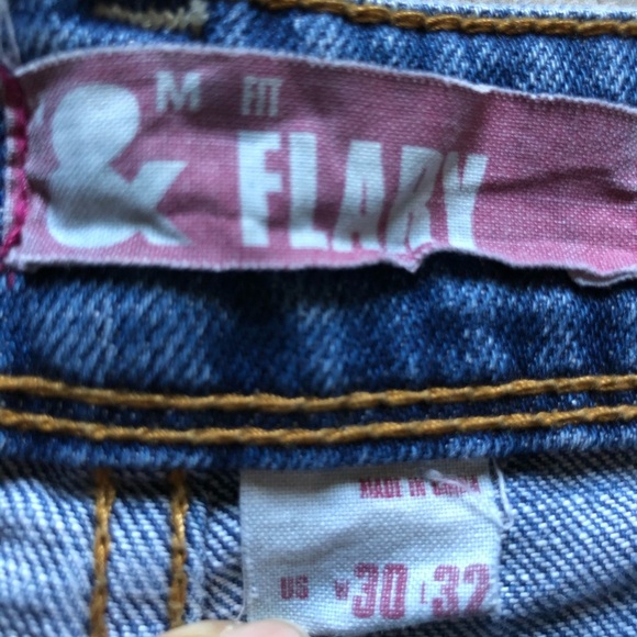 H&M y2k fit flary- low rise, exaggerated flared leg blue jeans. Size 30 x 32 - Picture 9 of 9
